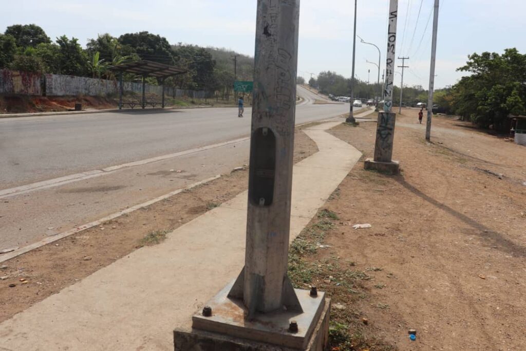 Vandalized light pole along the Morata road in Port Moresby, NCD. 