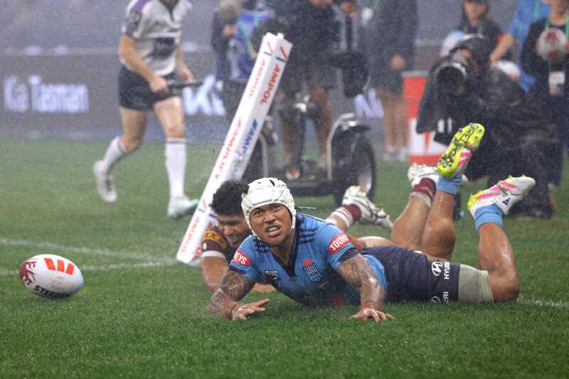 Winger Brian To'o led a spectacular Blues fightback with this early second-half try. (Richard Wainwright/AAP PHOTOS)