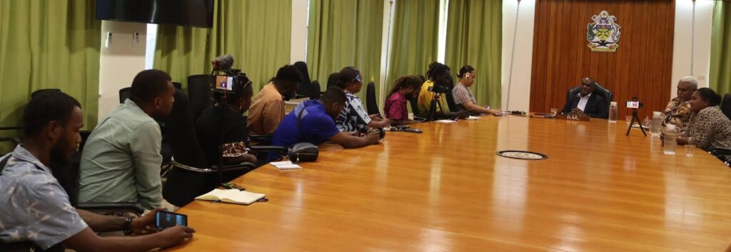 Journalists sitting at a roundtable with Solomon Islands Prime Minister, Jeremiah Manele.
